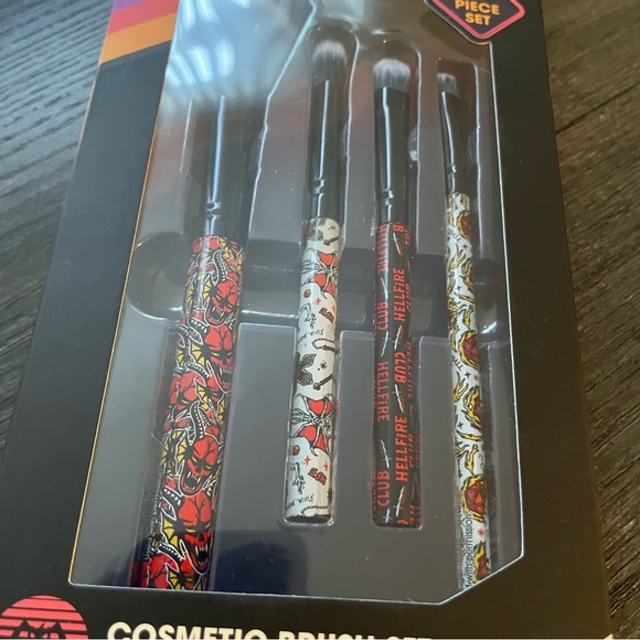 🖤♥️ STRANGER THINGS COSMETIC BRISH SET ♥️🖤 - Picture 2 of 3